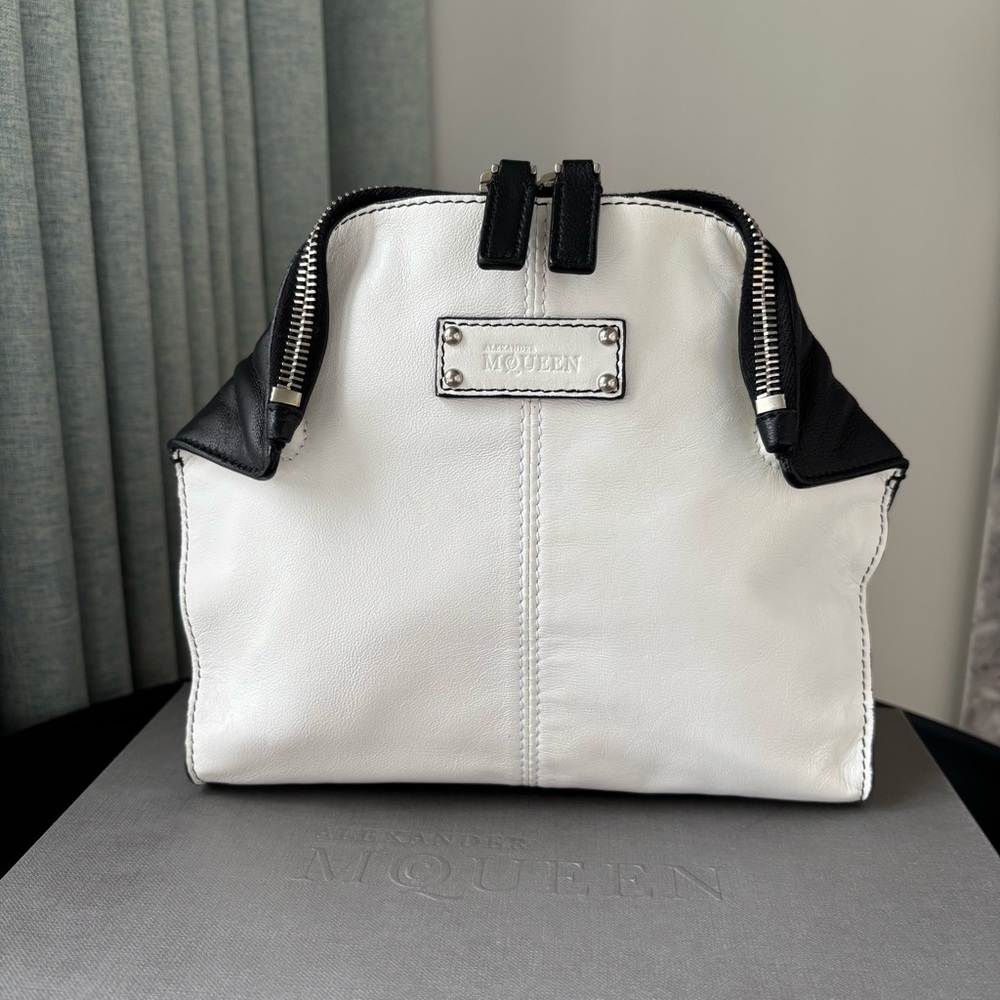 Alexander McQueen De Manta Clutch in White/Black